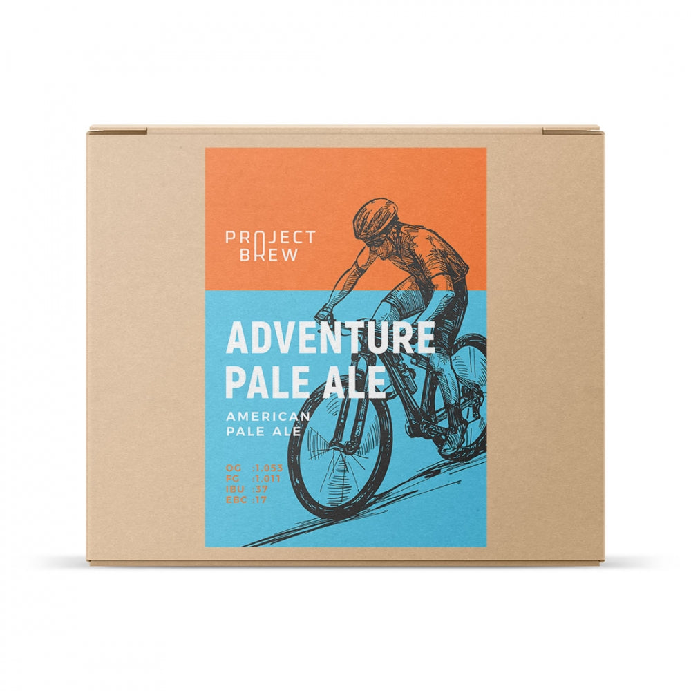 En pappeske merket Project Brew Adventure Pale Ale - allgrain ølsett har en syklistillustrasjon med oransje og blå detaljer, og fremhever Cascade-humle for en sprø, forfriskende smak.