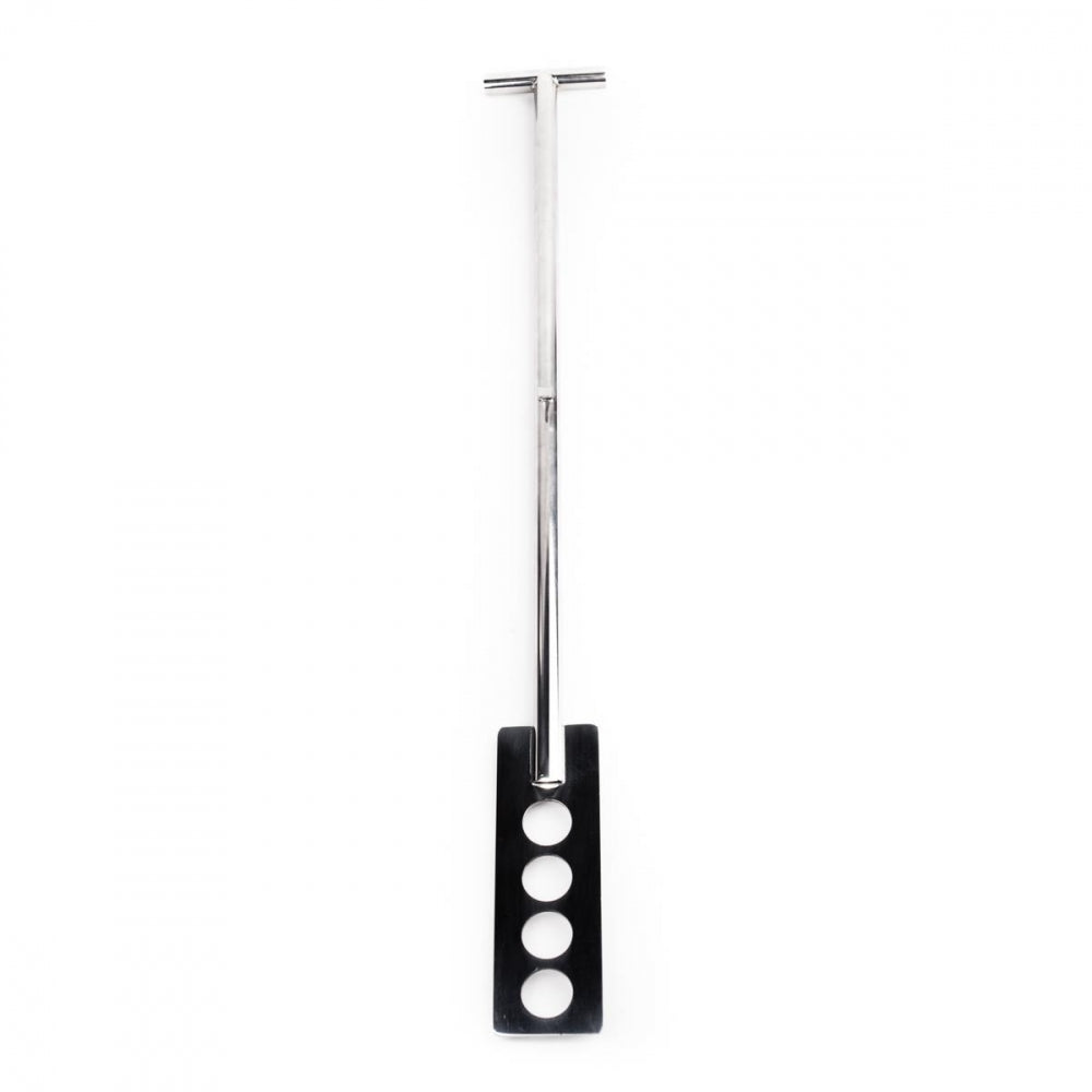 Brewtools Meskespade, lang type fra Brewtools er en meskespade i rustfritt stål med et rektangulært, svart blad med fire sirkulære utskjæringer og et T-formet håndtak.