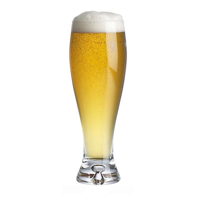 Et høyt glass Hoppy Hoegardia Witbier, brygget på Brewolution's ølsett av fullkorn, med skummende skum og gylne bobler, mot en enkel hvit bakgrunn.