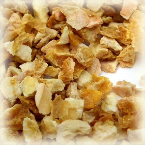Nærbilde av tørkede, terningkastede løkbiter i lysebrune og beige fargetoner, sammen med Castle Malting Sitronskall, tørket og hakket 5kg for et utbrudd av sitruspreg og aroma.