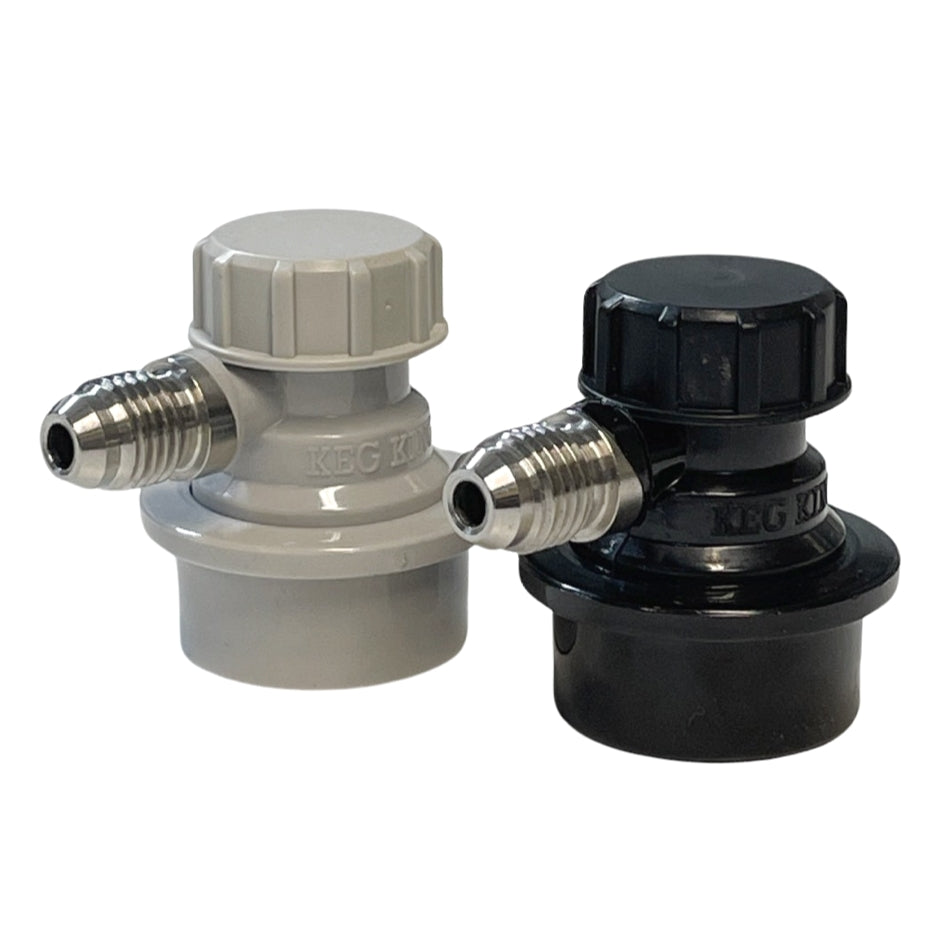 En grå og en svart Low Profile Ball lock CO2 hurtigkobling 1/4" MFL gjenger fra Keg King er vist side om side. Ideell for bruk med Corneliusfatfat eller John Guest-fittings.