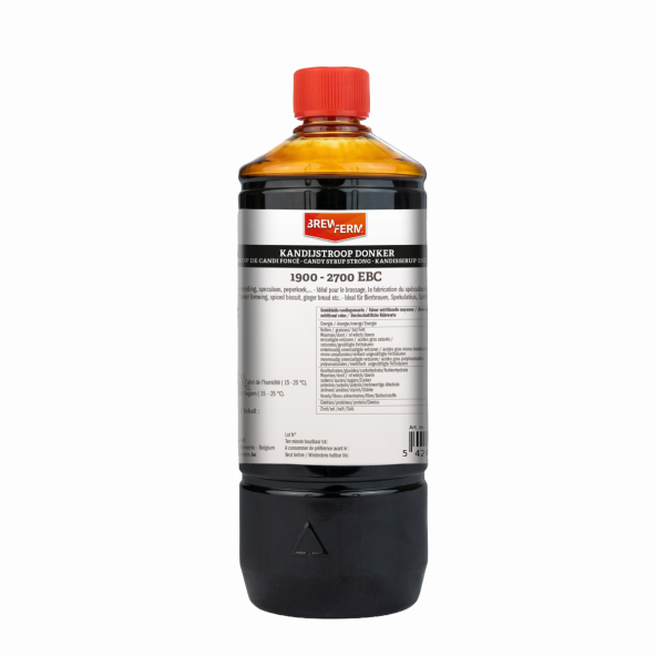 En 1-liters flaske «Candy Syrup Liquid Strong» med rød kork, hvit etikett og opplysning om innholdsstoffer, som brukes til å brygge mørkt øl og autentiske belgiske ølstiler, samt til matlaging.