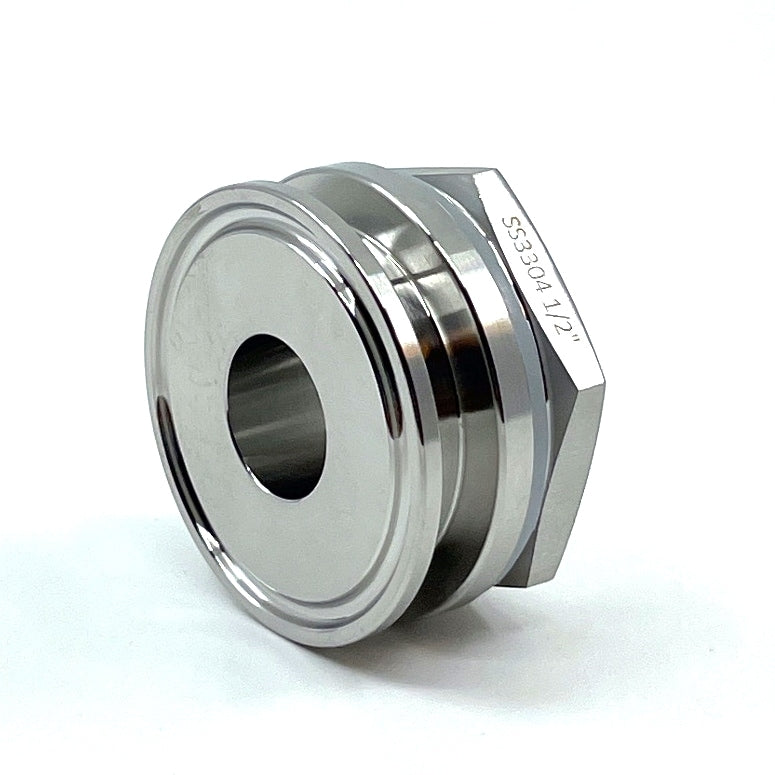 Brewshops 1,5" Tri-Clamp sveisefri gjennomføring med innvendige gjenger, laget av rustfritt stål 304, er vist mot en ren hvit bakgrunn - ideell for sanitære applikasjoner.