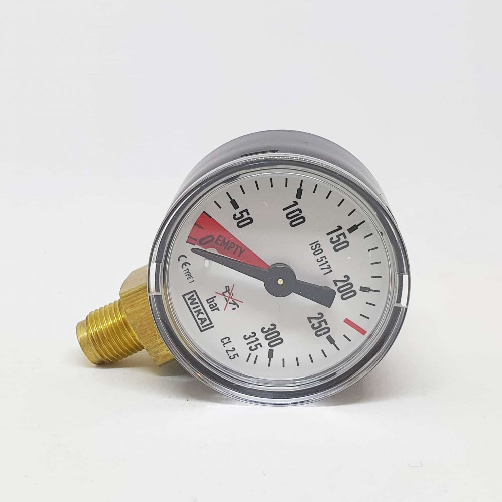 Oxyturbo Manometer 0-315 bar er en rund, analog trykkmåler med messingkontakt som viser verdier fra 0 til 315 bar. Nålen peker for øyeblikket mot null.