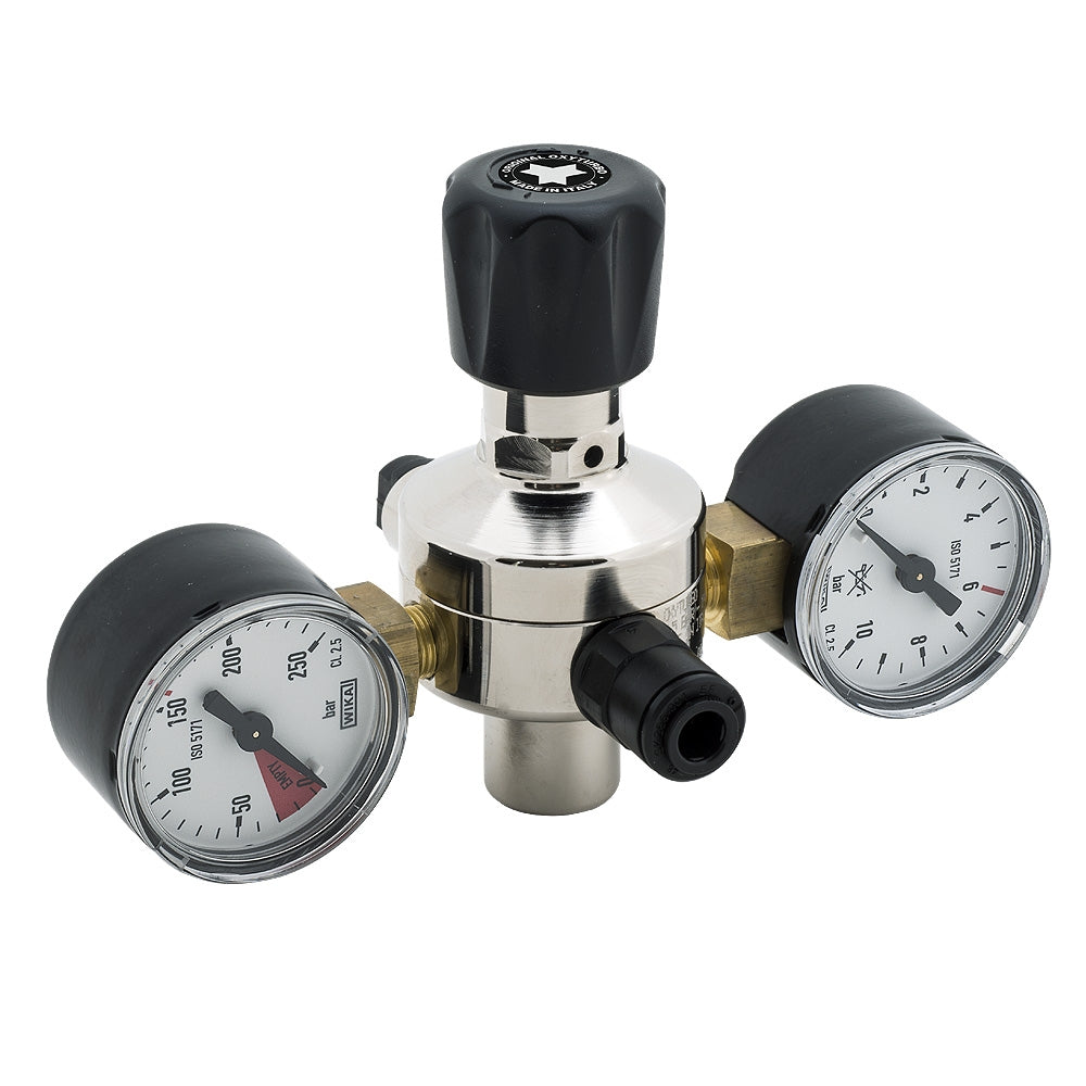 Oxyturbo Minor CO2-regulator for Sodastream har to trykkmålere, en svart kontrollknapp og en John Guest-hurtigkobling - ideelt for enkel kontroll av gasstrøm og trykkovervåking.