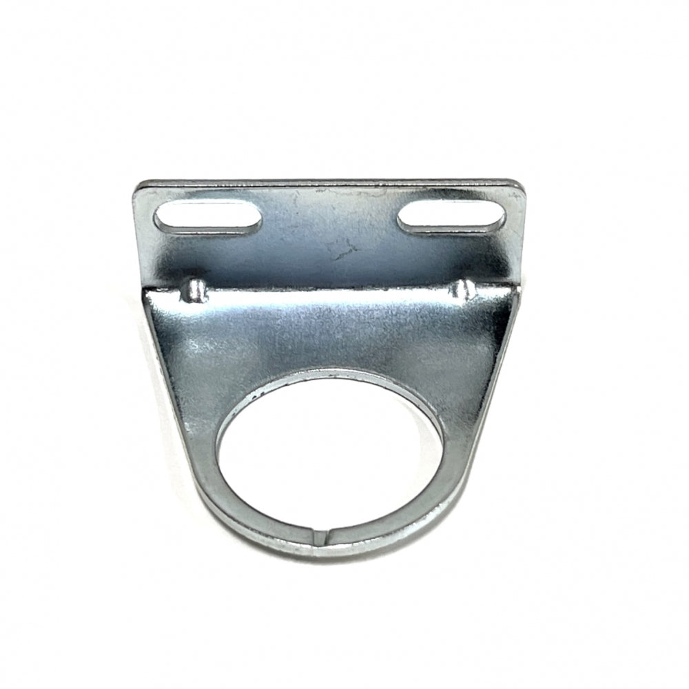Project Brew Veggbrakett for Inline CO2 Regulator er en metallbrakett med to horisontale spor på toppen og en stor åpning i bunnen, ideell for kegeratoroppsett, vist mot en hvit bakgrunn.