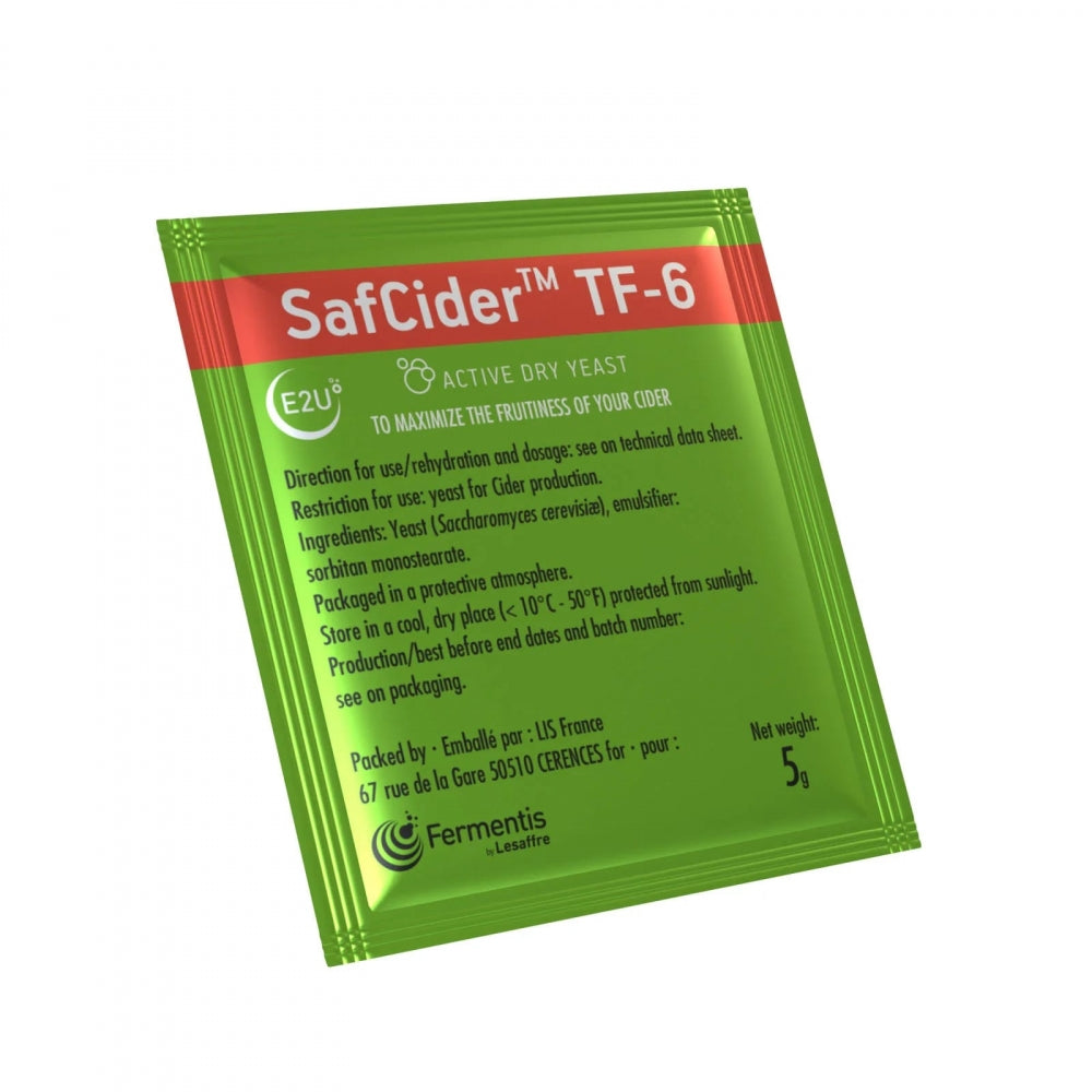 En grønn pakke merket "SafCider TF-6 - 5g" inneholder 5 gram aktiv tørr cidergjær, med bruksanvisning, retningslinjer for oppbevaring og et datablad trykt på forsiden.
