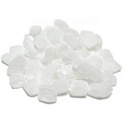 En haug med gjennomskinnelig Kandis sukker hvit 1kg fra Brewolution står mot en ensfarget bakgrunn, ideell for å brygge belgiske ølstiler eller øke alkoholstyrken i favorittoppskriftene dine.