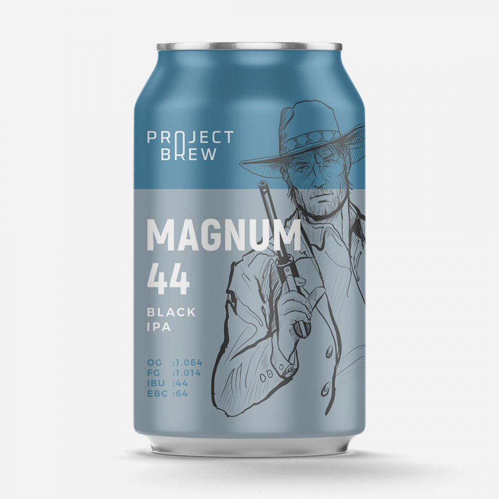 En blå boks med Project Brew Magnum 44 Black IPA - allgrain ølsett har en strektegning av en cowboy med revolver og ølstatistikk på forsiden, noe som fremhever bryggets dristige karakter.
