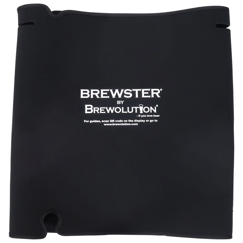 Svart isolasjonskappe i neopren til Brewster Beacon 70 fra Brewolution, med hvit "Brewster by Brewolution"-tekst og nettside på forsiden.