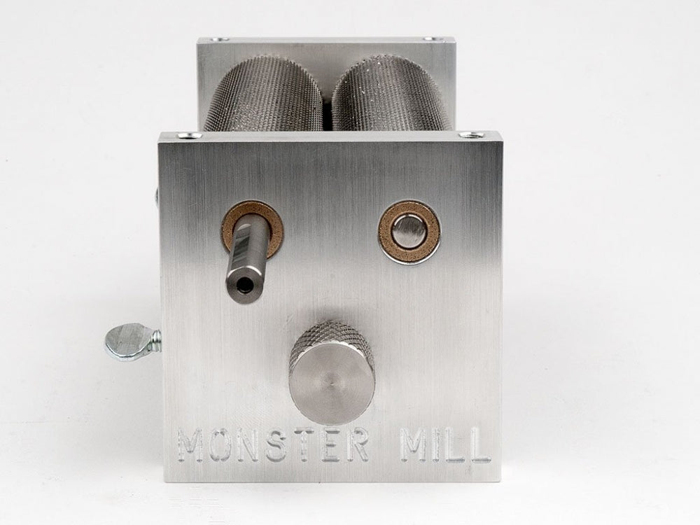 Monster Brewing Hardware Monster Mill MM-3 sett forfra - med base og trakt, perfekt for hjemmebrygging, med tre valser, sentral justeringsknapp og roterende håndtak.