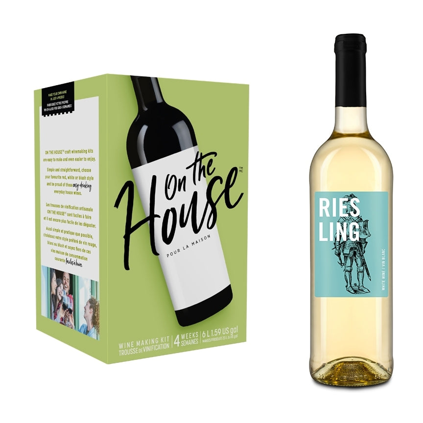 On the House Vinsett - Riesling Style-esken står ved siden av en flaske frisk hvitvin, begge med blå og hvit grafikk - perfekt for deg som vil lage vin hjemme.