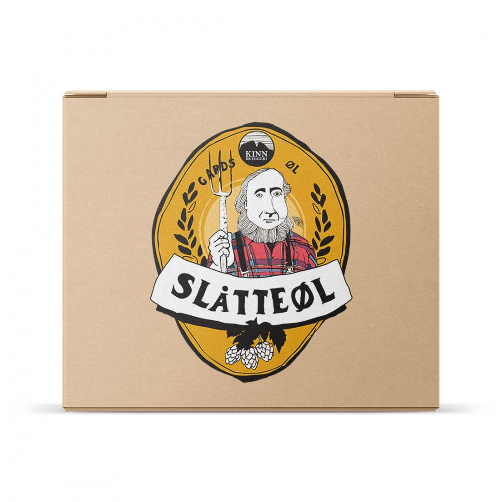 Brun pappeske med gul og svart etikett med en person med høygaffel, SLÅTTEØL-tekst og dekorasjoner. Perfekt for hjemmebrygging med Brewshop Kinn Slåtteøl - allgrain ølsett - et smakfullt belgisk gårdsøl.