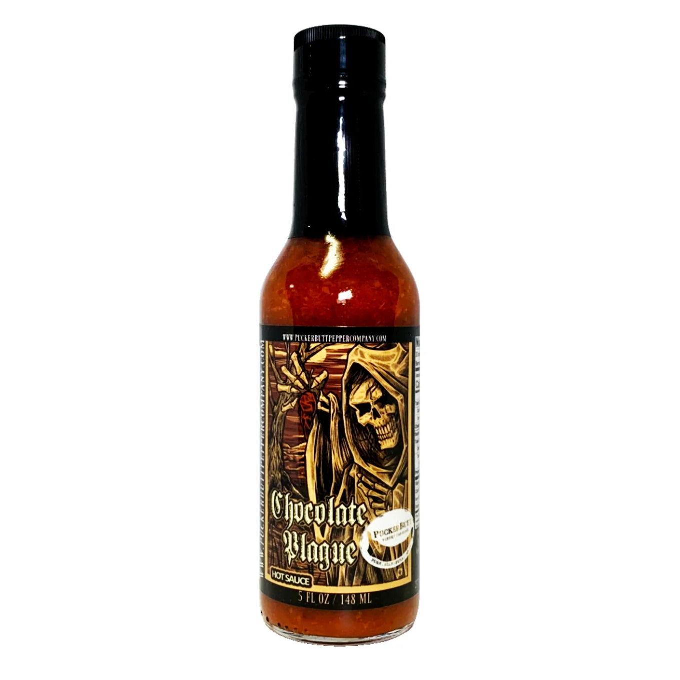 En flaske med PuckerButt Pepper Companys Chocolate Plague Sauce har et skjelett med hette og ljå, som gjenspeiler den brennende heten fra superchilien Chocolate Bhutlah på innsiden.