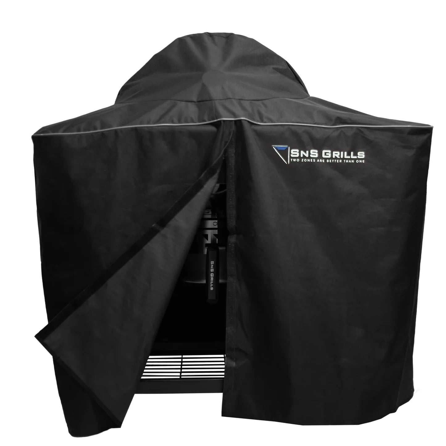Et svart, vanntett SnS Master Kettle Cover - Grilltrekk fra BBQ Shop er delvis åpent, slik at man kan se grillen under. Trekket har BBQ Shop-logo og slagord på høyre side.