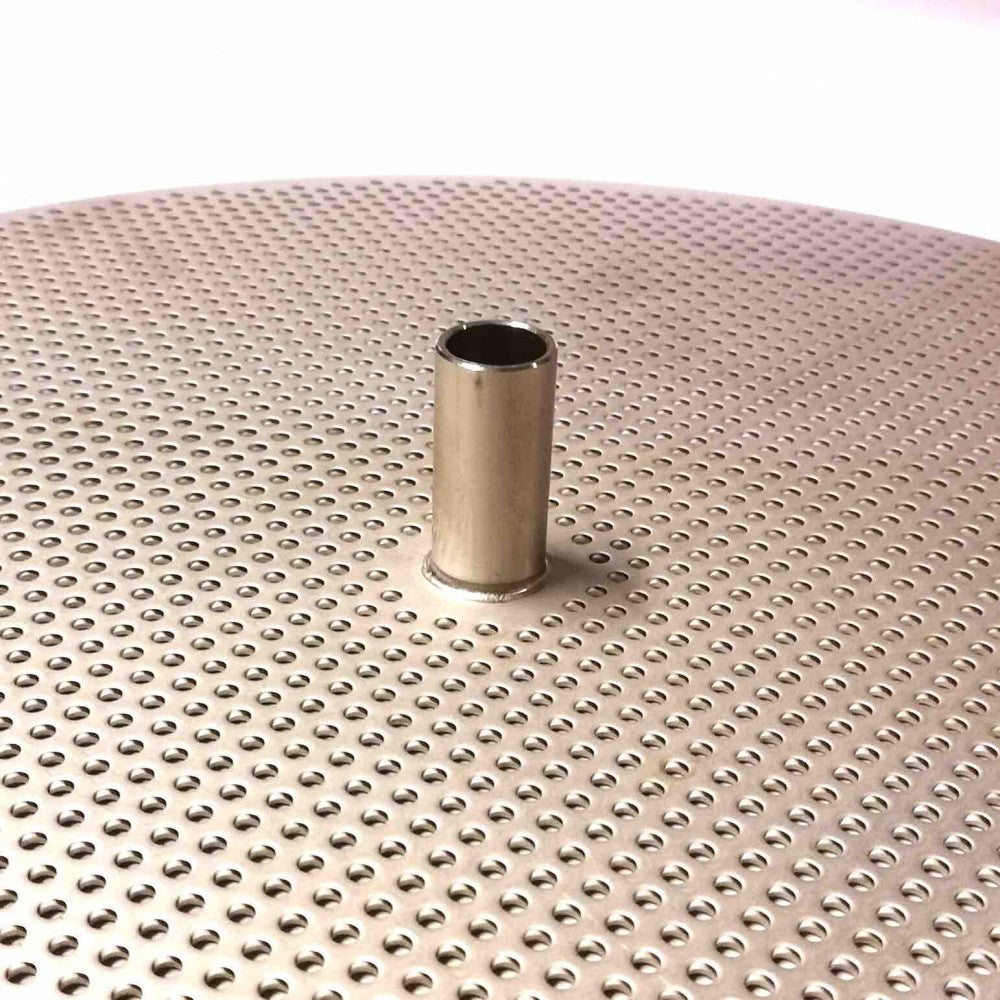 Nærbilde av Silplate til Speidel Braumeister 50L fra Speidel, som viser en perforert metalloverflate med et sylindrisk metallrør som strekker seg vertikalt fra midten.