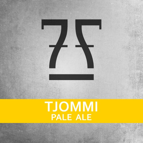 En svart, minimalistisk logo troner over et gult bånd med teksten "7 Fjell Tjommi Pale Ale - allgrain ølsett" fra Brewshop, på en strukturert grå bakgrunn.