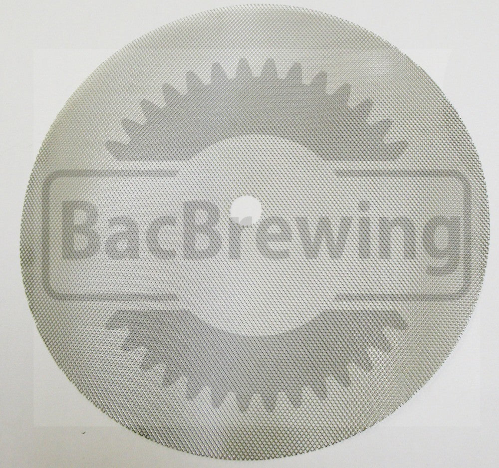 Fine mesh Filter Disc - Silbunn for Grainfather fra BacBrewing er en sirkulær, 304 rustfritt stålfilterskive med et sentralt hull og tannhjulslignende mønster, fotografert flatt med BacBrewing-vannmerket.