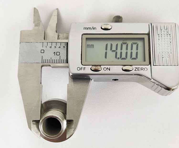 En BacBrewing M14x1 gjennomføring for Grainfather External Filter måles med en digital skyvelære, og viser en diameter på 14,00 mm på displayet.