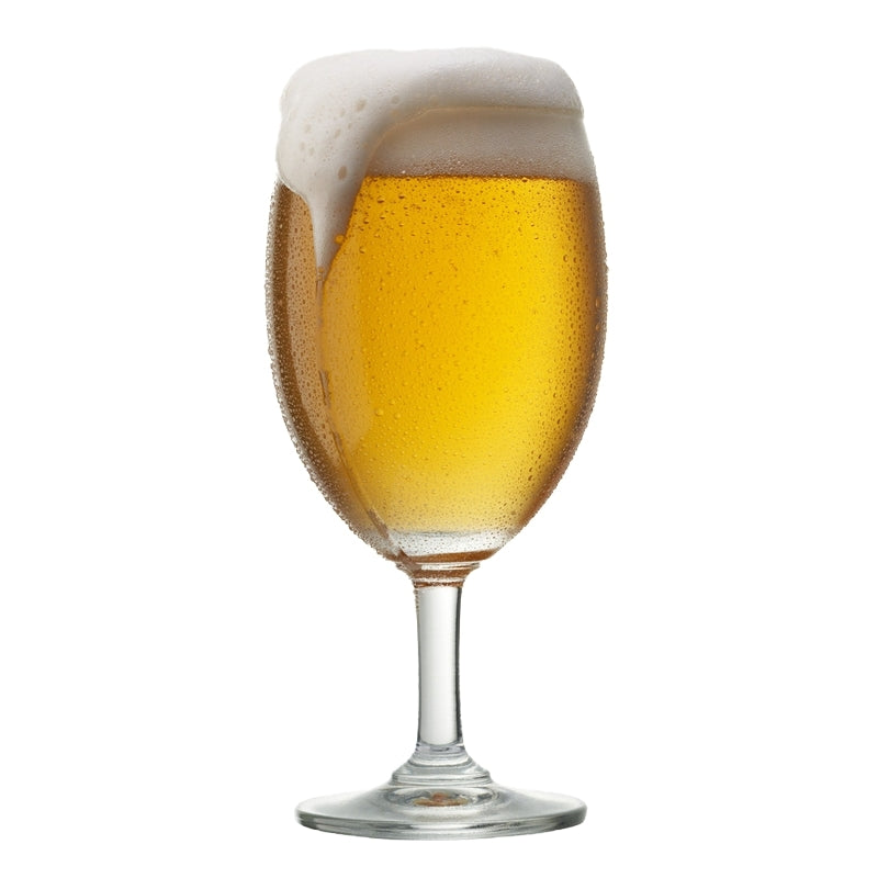 Et gyllent Brewolution's Trappist's Trippel fra en ølsett med helkornet ølsett, kronet med et skummende hode, står mot en enkel, hvit bakgrunn.