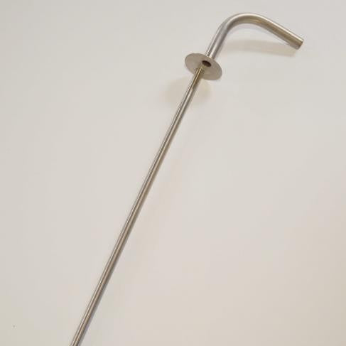 Norcal Speidel Fermenter Blow Off Tube Thermowell (Termobrønn) er et rør i rustfritt stål 304 med en flens og bøyd ende, vist på en hvit overflate.