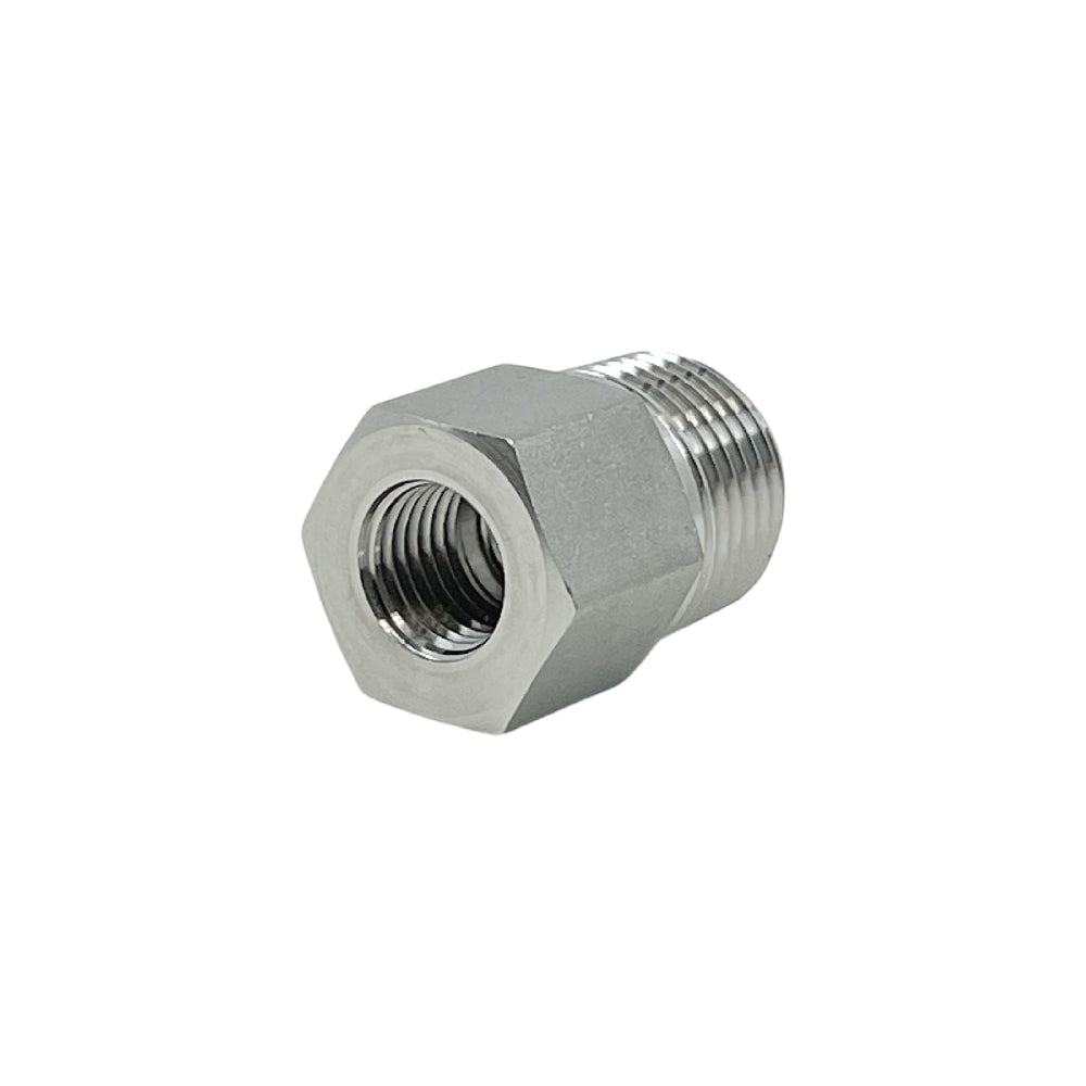 Brewshop 1/2" NPT til 1/4" FPT overgang er en rustfri stål sekskantnippel med utvendige gjenger i den ene enden og innvendige gjenger i den andre, vist på hvit bakgrunn.