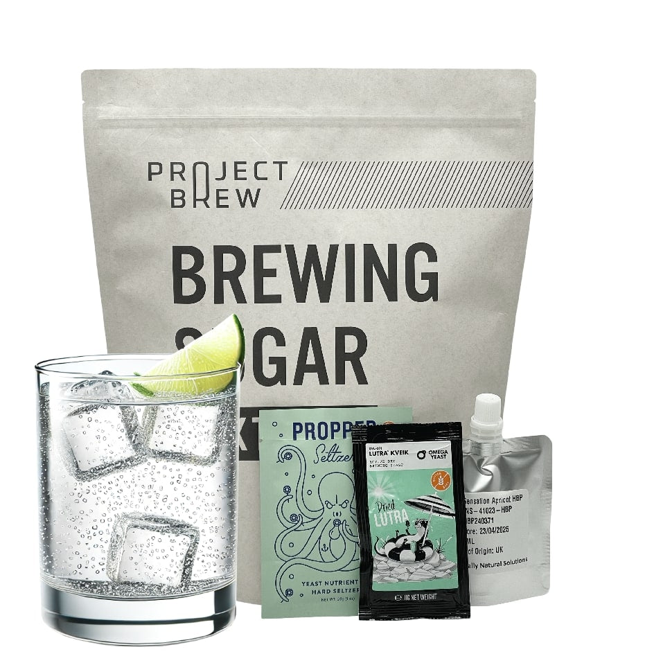 Project Brew 4-Day Hard Seltzer Kit - Peach inneholder en merket pose med 2 kg sukker, to små pakker, en væskepose og serverer perlende ferskenseltzer over is med en limekile. Ideell for enkel hjemmebrygging.