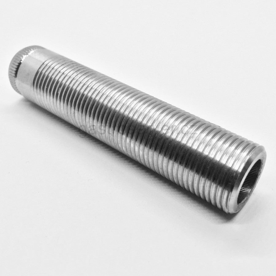 En LUKR EU Shank 5/8" x 100mm - lang gjennomføring, en hul rustfritt stål gjengestang fra Lukr, er vist liggende på en hvit flate.