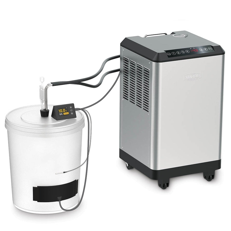 Grainfather Glycol Chiller Adapter Kit (GCA) er et fermenteringstemperaturkontrollsystem i rustfritt stål med kabler og sensorer, som viser fermenteringstemperaturen digitalt og er kompatibelt med store plastfermentorer.
