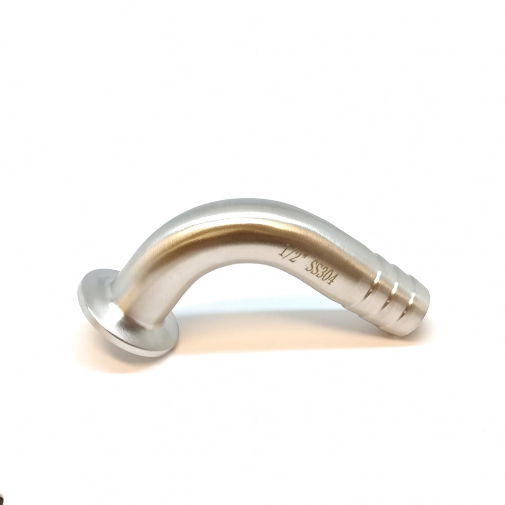 A Brewshop 34mm Tri-Clamp til 19mm slangenippel albue (90 grader) i rustfritt stål, med pigg i enden og flensbunn. Markert "1/2 SS304" på siden.