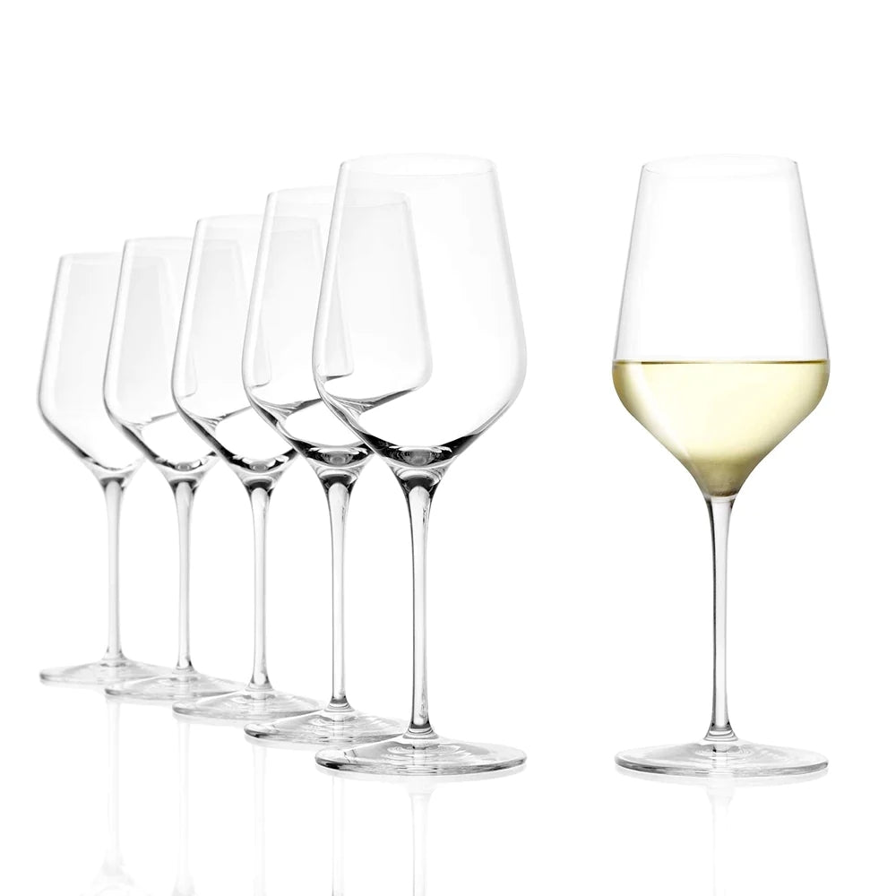 Seks STARlight White Wine vinglass 410 ml fra Stölzle Lausits står på rekke og rad på en hvit flate; fem er tomme, og ett er elegant fylt med hvitvin.