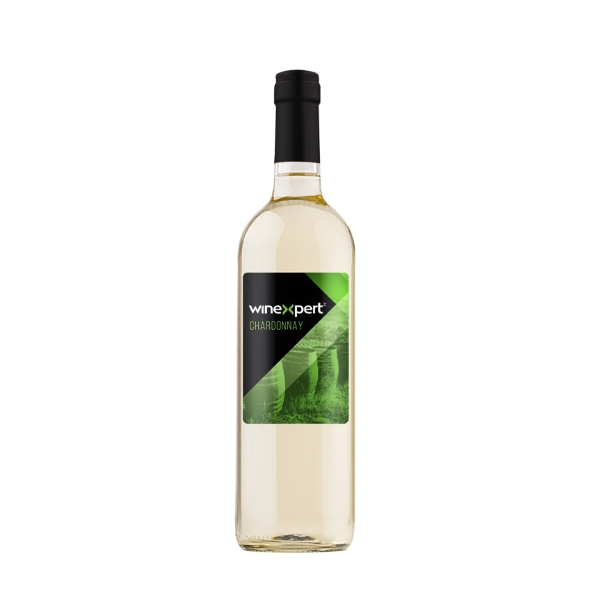 En flaske Winexpert Classic Vinsett - Chardonnay, California, har en svart og grønn etikett og en svart kapsel, fylt med lys hvitvin.