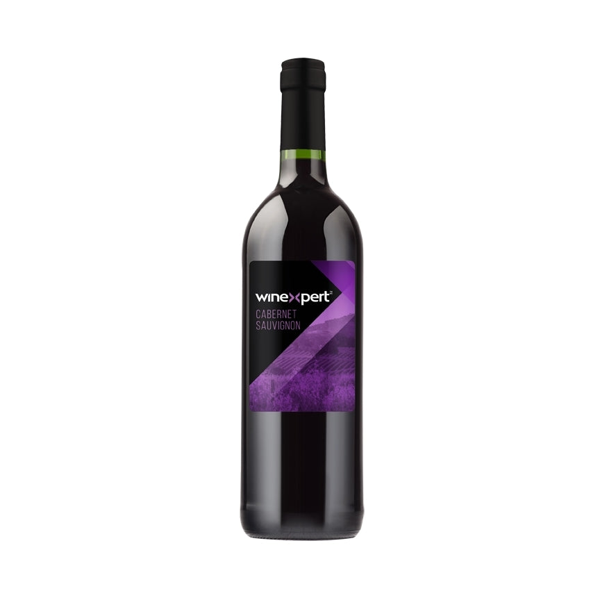 En flaske Winexpert Classic Vinsett - Cabernet Sauvignon, Chile står elegant med sin lilla etikett mot en hvit bakgrunn.