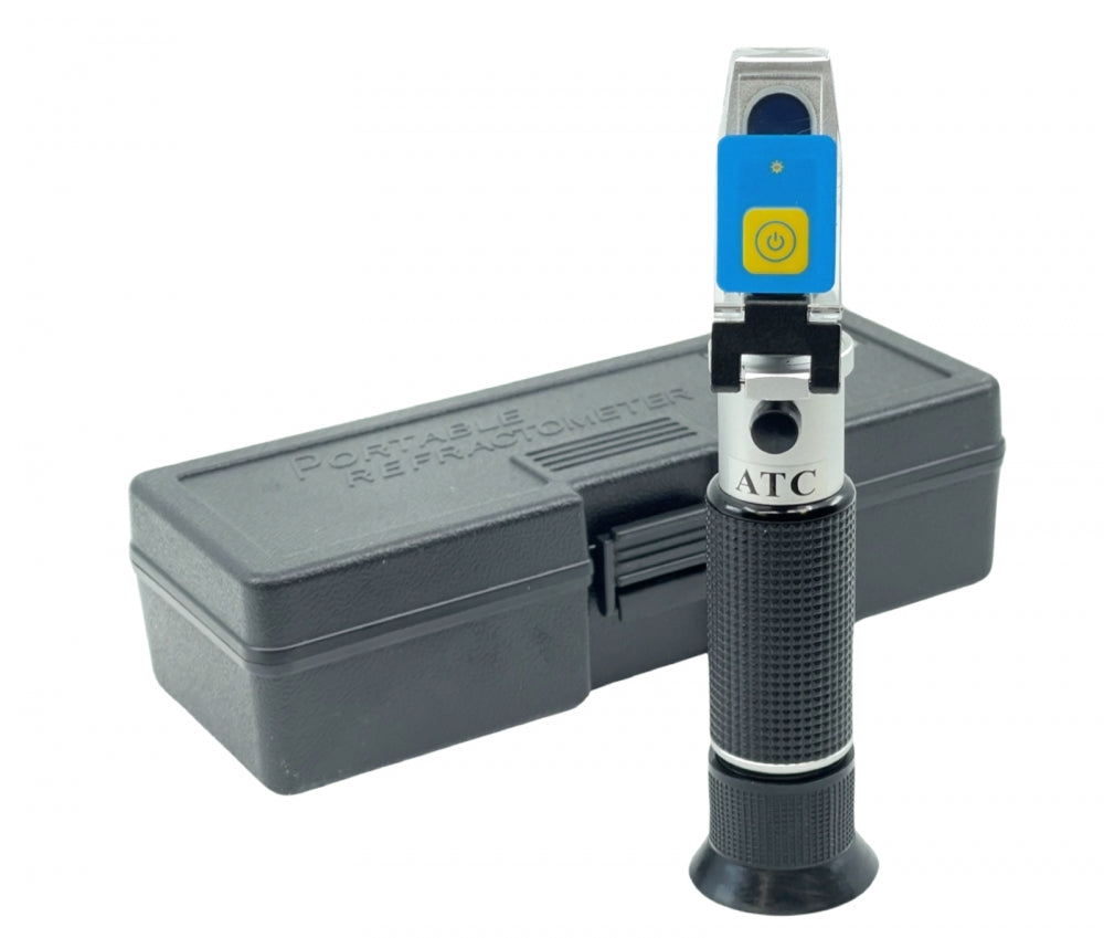 Brewshop Refraktometer med LED lys for ølbrygging (SG 1.000-1.120) står oppreist foran et svart etui merket Portable Refractometer - ideell for nøyaktig SG-måling i flere bruksområder.