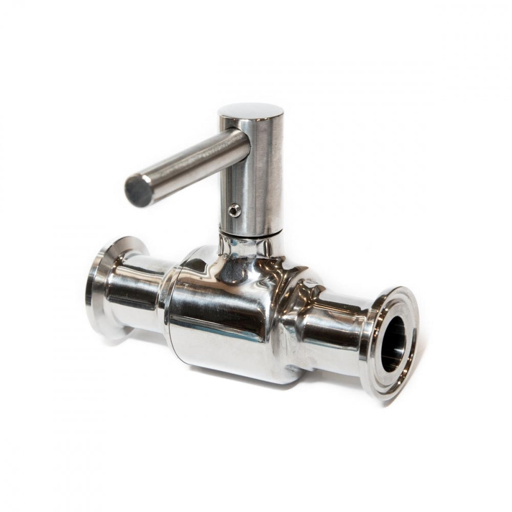 Brewtools Kuleventil, rett, TC34 mm DN15 er en sanitærkuleventil i rustfritt stål med spakhåndtak og TC34 mm tri-clamp-koblinger, vist mot en hvit bakgrunn.