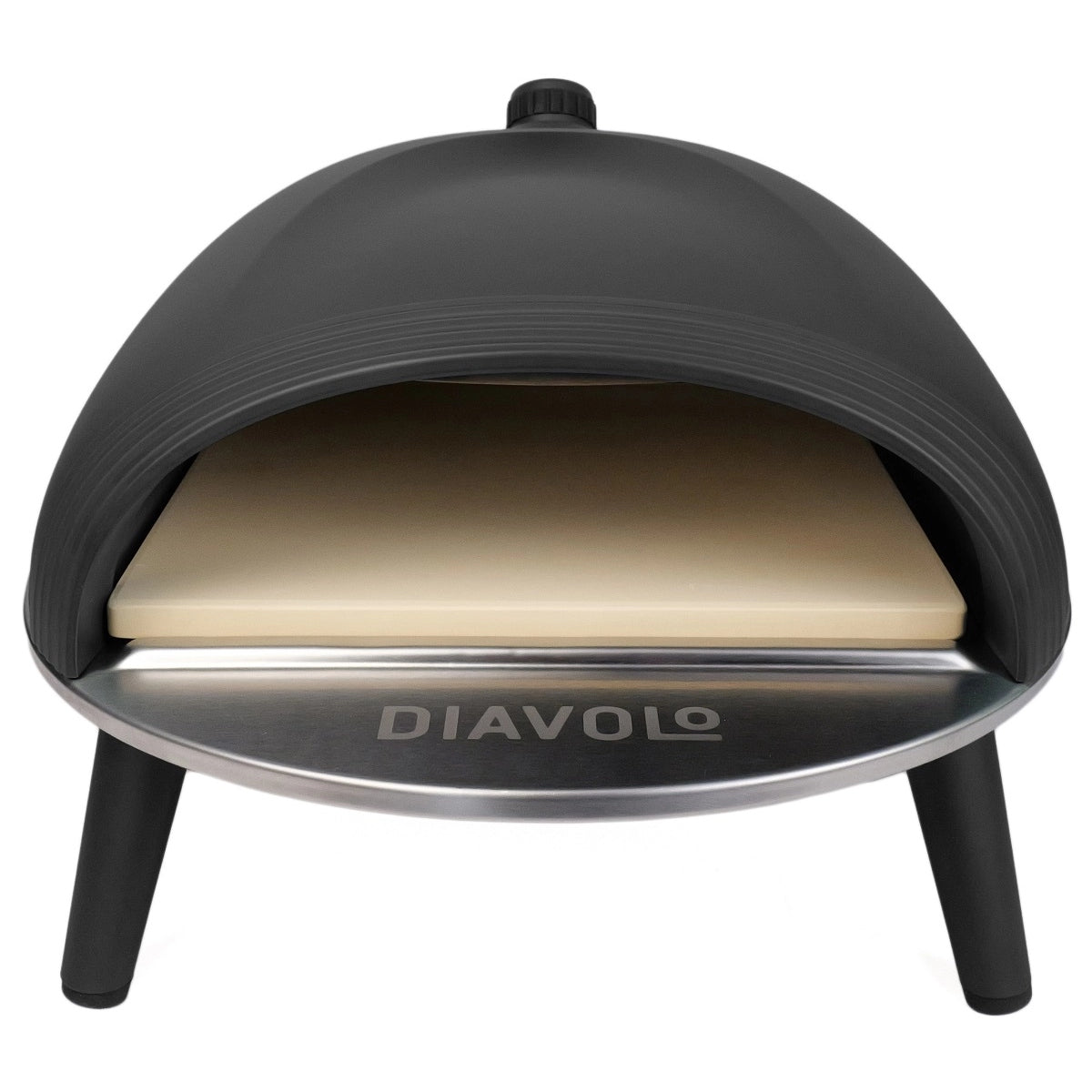 DeliVita Diavolo gassdrevet pizzaovn i svart, med et svart design, steinbunn og «DIAVOLO»-skrift på den fremre metallkanten, er avbildet mot en hvit bakgrunn. Denne bærbare pizzaovnen forener stil og funksjonalitet på en sømløs måte, slik at du kan lage perfekte hjemmelagde pizzaer.