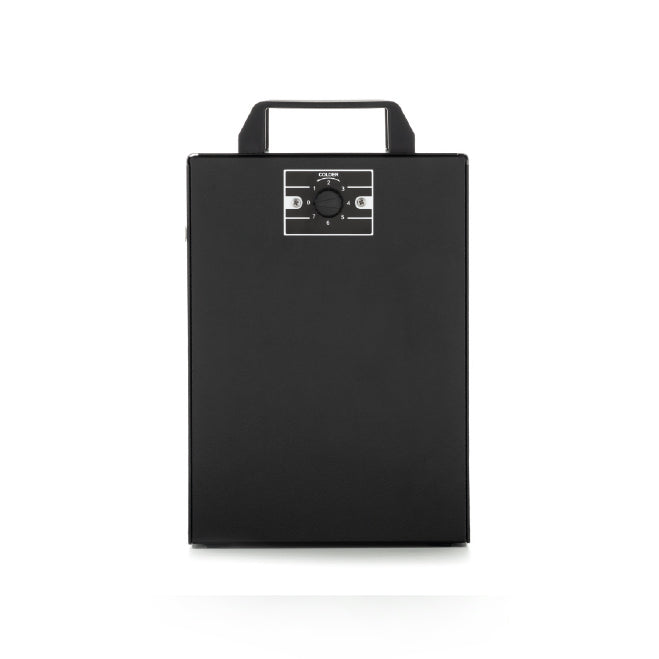 Lindr Soda Pygmy 25 Green Line sodavannmaskin fra Lindr er en svart, rektangulær, bærbar enhet med et håndtak på toppen og et kontrollpanel med en sentral knott og en merket skive, alt i et elegant, moderne design.