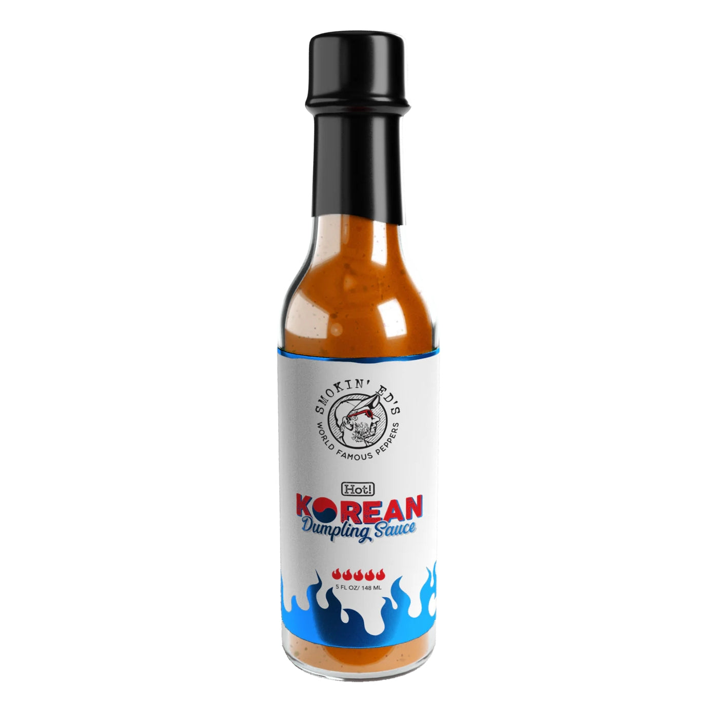 En flaske med PuckerButt Pepper Companys Smokin´ Ed´s Korean Dumpling Hot Sauce - Hot, med svart hette og etikett med blå flammer, chili-ikoner og "Smokin' Ed", gir ekstra glødende hete til dumplings.