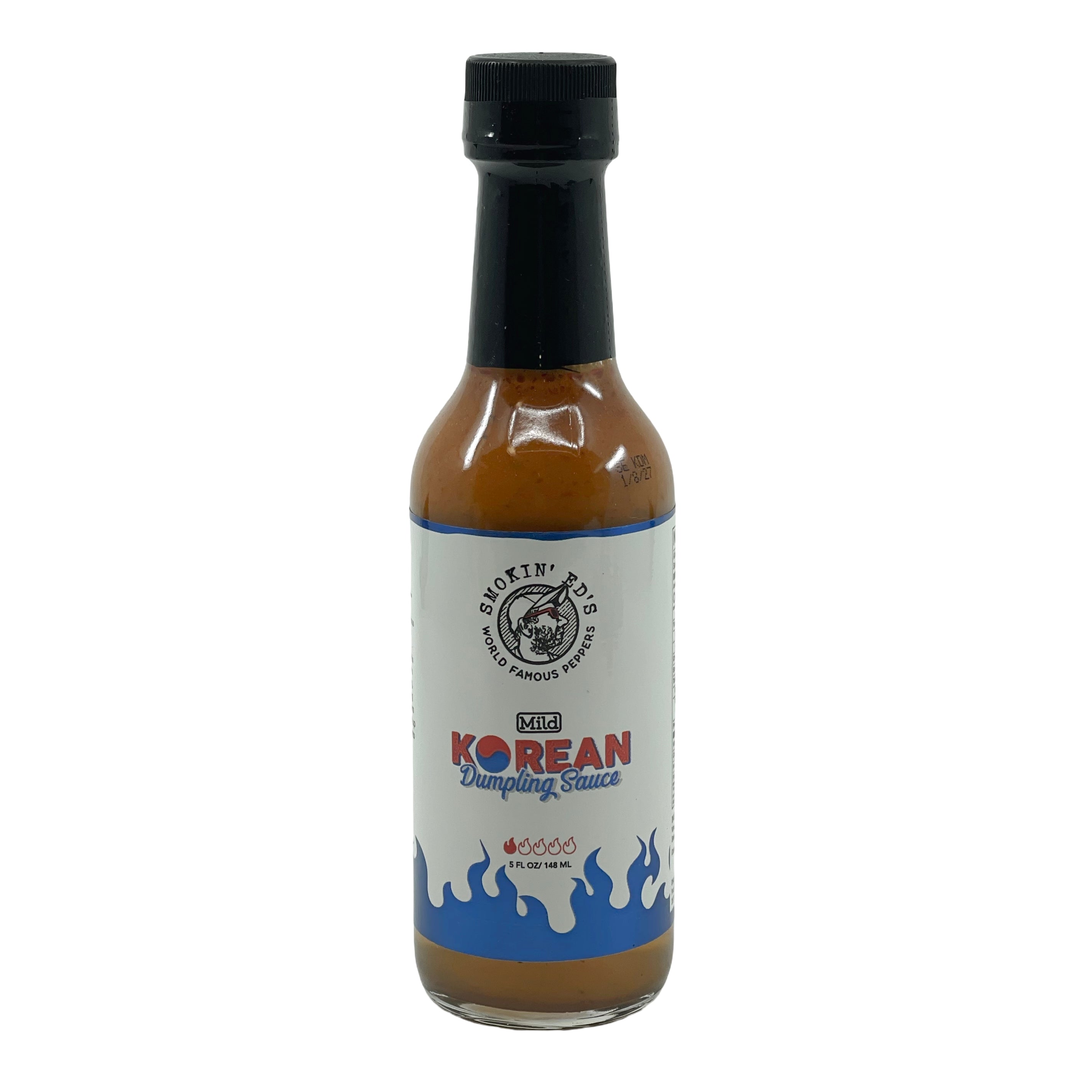 En flaske PuckerButt Pepper Company's Smokin' Ed's Korean Dumpling Hot Sauce - Mild, med svart hette, hvit etikett og blå flammedesign - perfekt balansert med et hint av sesamolje.