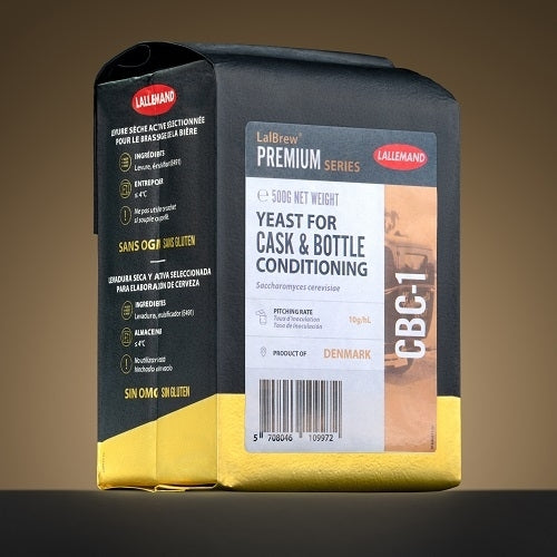 En 500 g pakke med LalBrew CBC-1 Cask & Bottle Conditioning Yeast (Best før 01/26), merket glutenfri med spesifikasjoner på emballasjen, er fotografert mot en gradientbakgrunn.