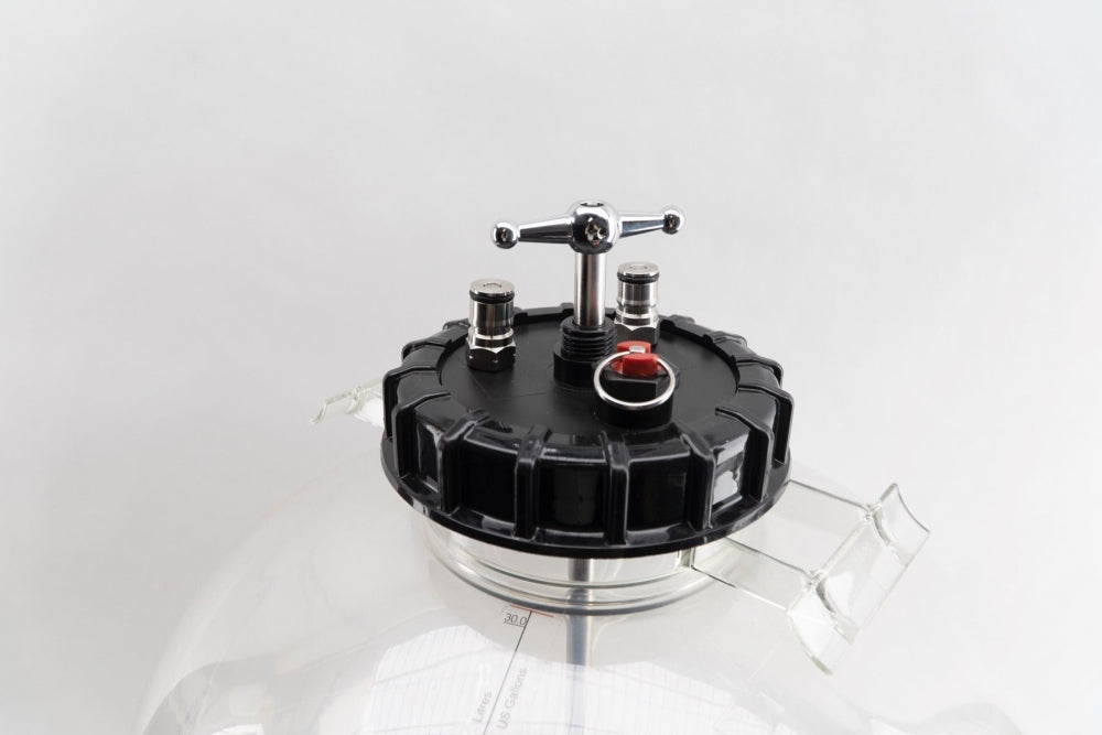 Nærbilde av Apollo 30L Unitank - Keg King, en gjæringstank i klar plast med svart lokk, metallventiler og en rød knapp på toppen fra merket Keg King, mot en vanlig hvit bakgrunn.