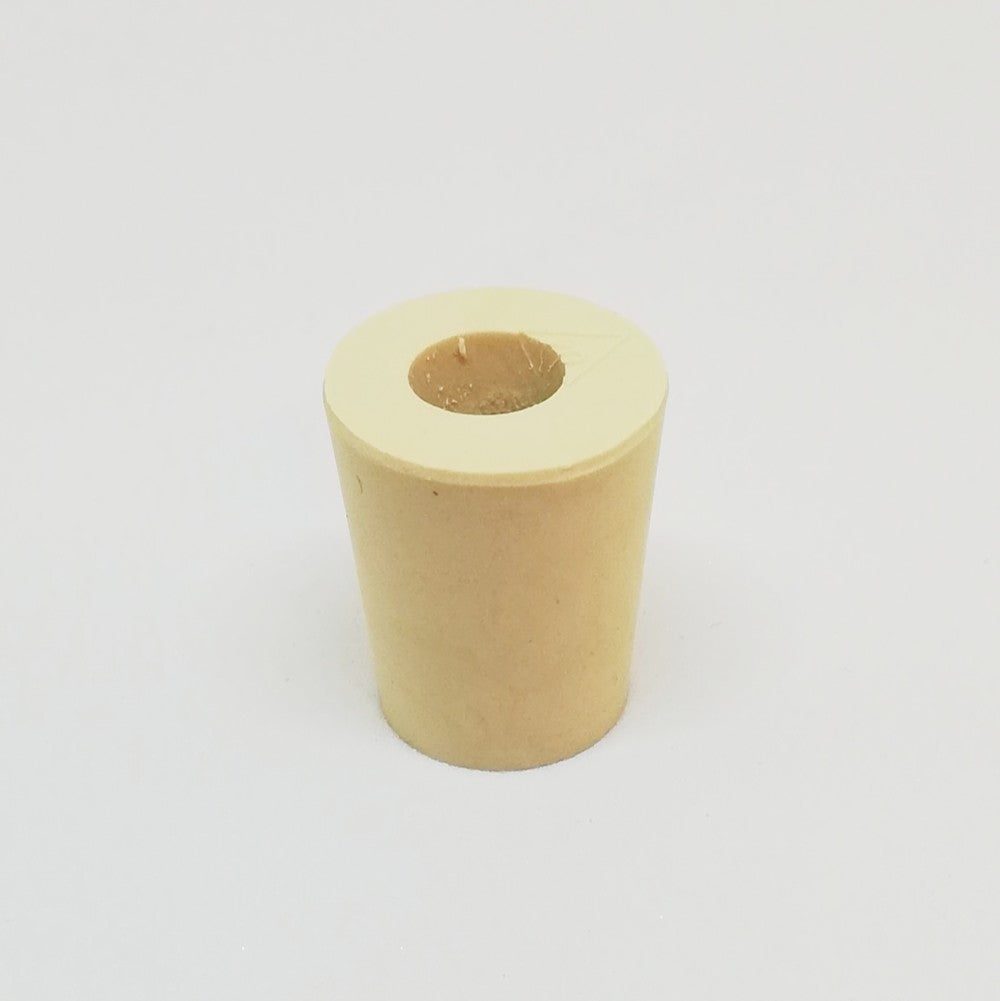 En beige Gummipropp til tappehode Micro Filling Systems fra Micro Filling Systems med et sentralt hull er vist stående på en vanlig hvit bakgrunn.