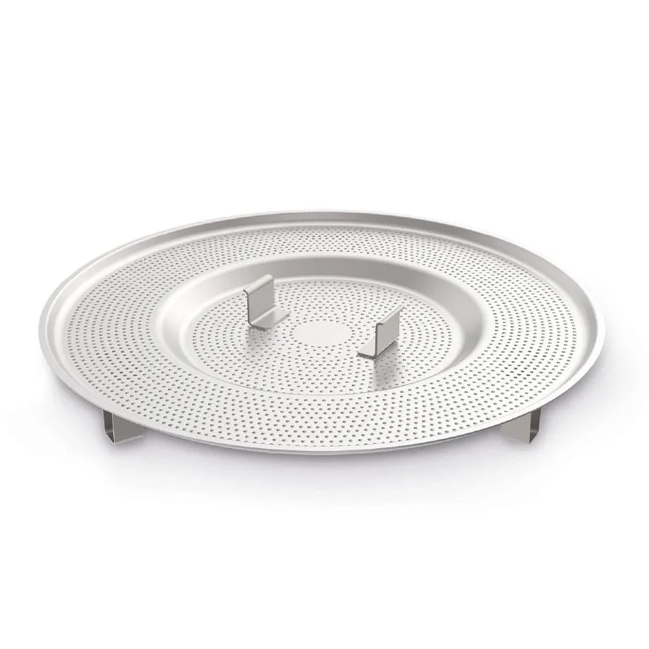 En rund, perforert plate i rustfritt stål med tre opphøyde støtter - Grainfather G30 Hop Plate fra Grainfather - designet for bruk med G30-systemet.