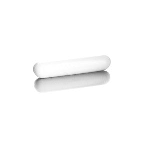 En enkelt hvit, sylindrisk pille, som ligner på en "VWR Magnet rett 40 x 8 mm", hviler på en reflekterende overflate mot en vanlig hvit bakgrunn.