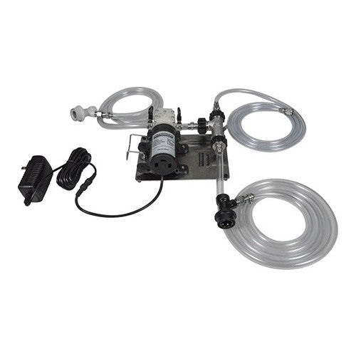 Blichmann QuickCarb Beer Carbonator, et kompakt karboneringssystem for fett fra Blichmann, leveres med pumpe, klare slanger, platefeste, strømadapter og koblinger - perfekt for effektiv ølkarbonering i Corneliusfat.