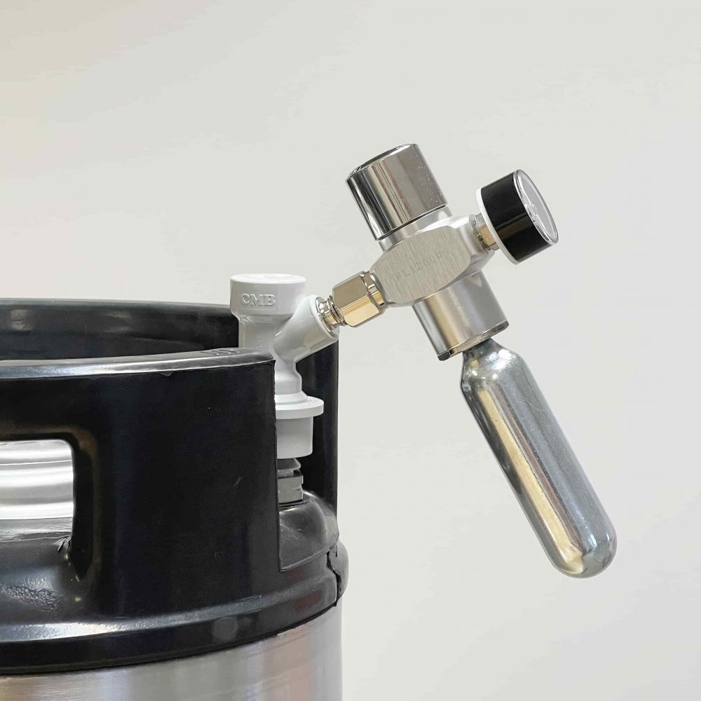 Project Brew CO2 Picnic Regulator med manometer er festet til et drikkefat og viser presis CO2-kontroll mot en enkel, hvit bakgrunn.