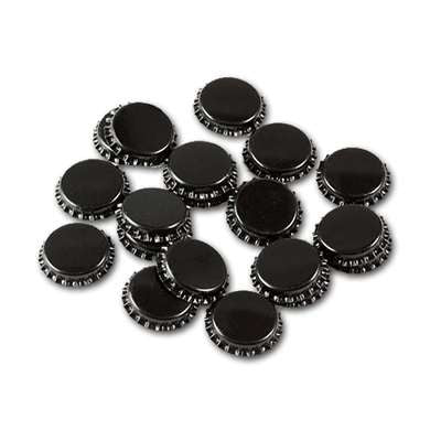 En pakke med 100 svarte Korker 26 mm, med takkete kanter, spredt på en hvit overflate - perfekt til å forsegle hjemmelaget øl.