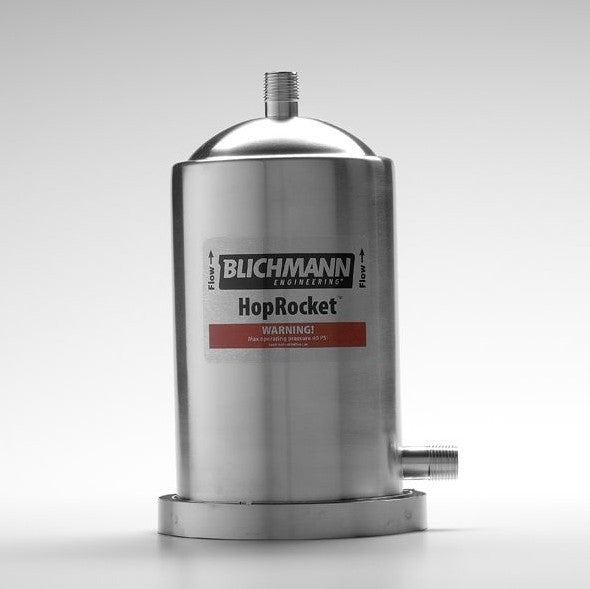 Blichmann HopRocket fra Blichmann er en slitesterk humleinfusjon i rustfritt stål for hjemmebrygging, med merket strømningsretning og et advarselsklistremerke.