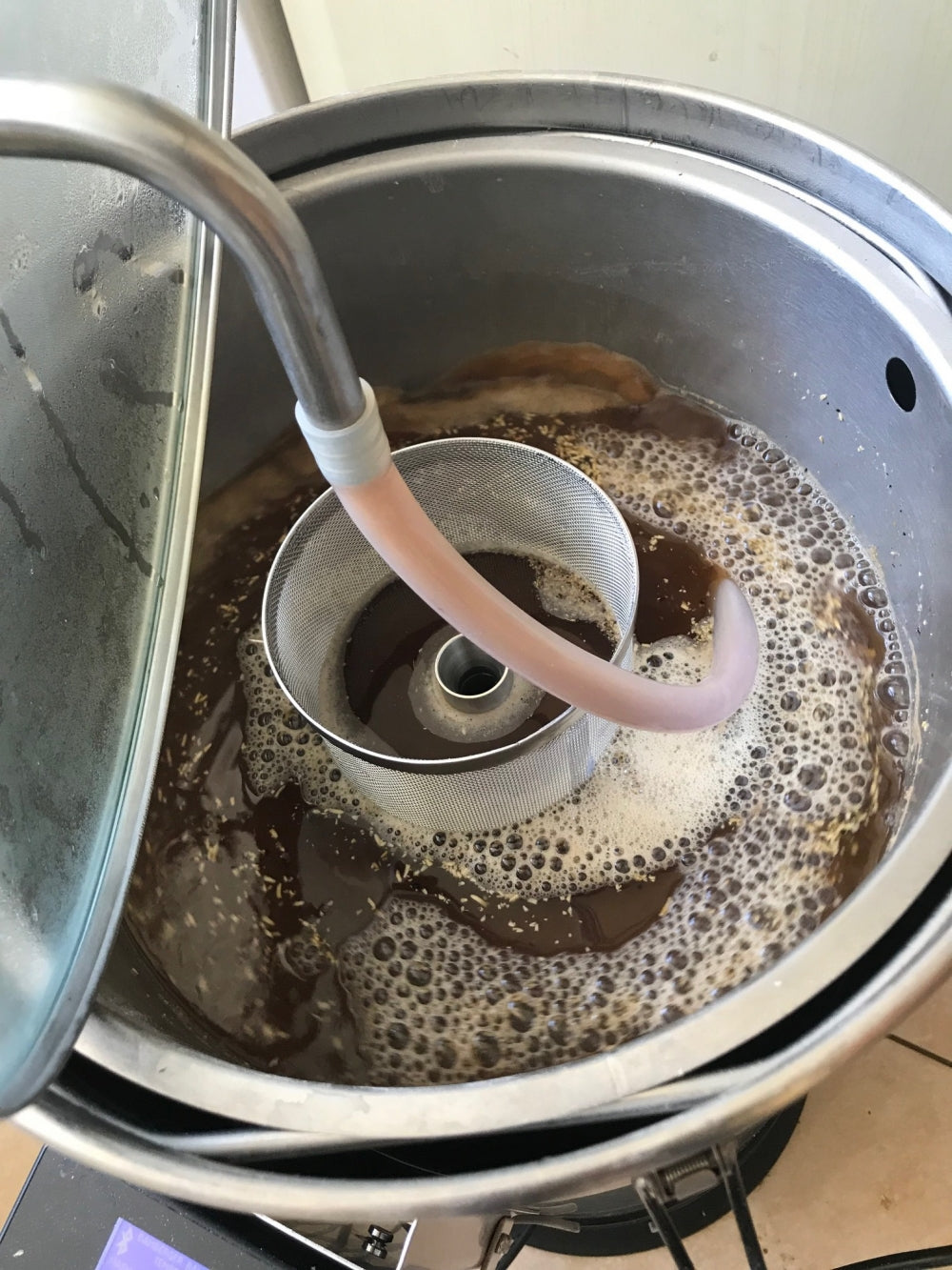 Grainfather Overflow Filter fra Grainfather har en kurv i rustfritt stål 304 med 600 mikron netting, ideell for filtrering av vørter og skum, og inkluderer et klart silikonrør for effektiv ølbrygging.