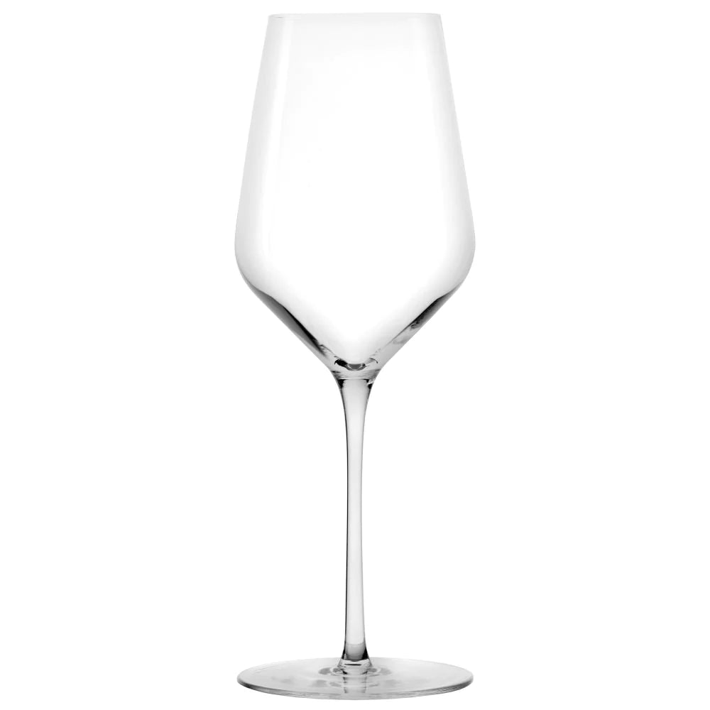 Et Stölzle Lausits STARlight hvitvinsvinglass (410 ml) med lang stilk og bred skål står oppreist på en hvit bakgrunn.